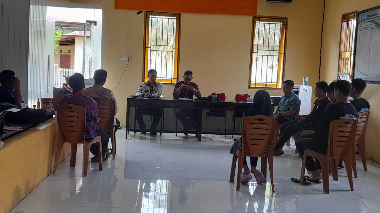 RAPAT INTERN ANTARA CAMAT KEERA, KEPALA DESA PAOJEPE, DAN SELURUH PERANGKAT DESA PAJEPE